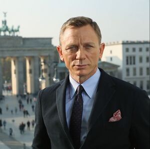 Daniel-craig-poses-with-the-brandenburg-gate-behind-during-news-photo-494680280-1560777549.jpg